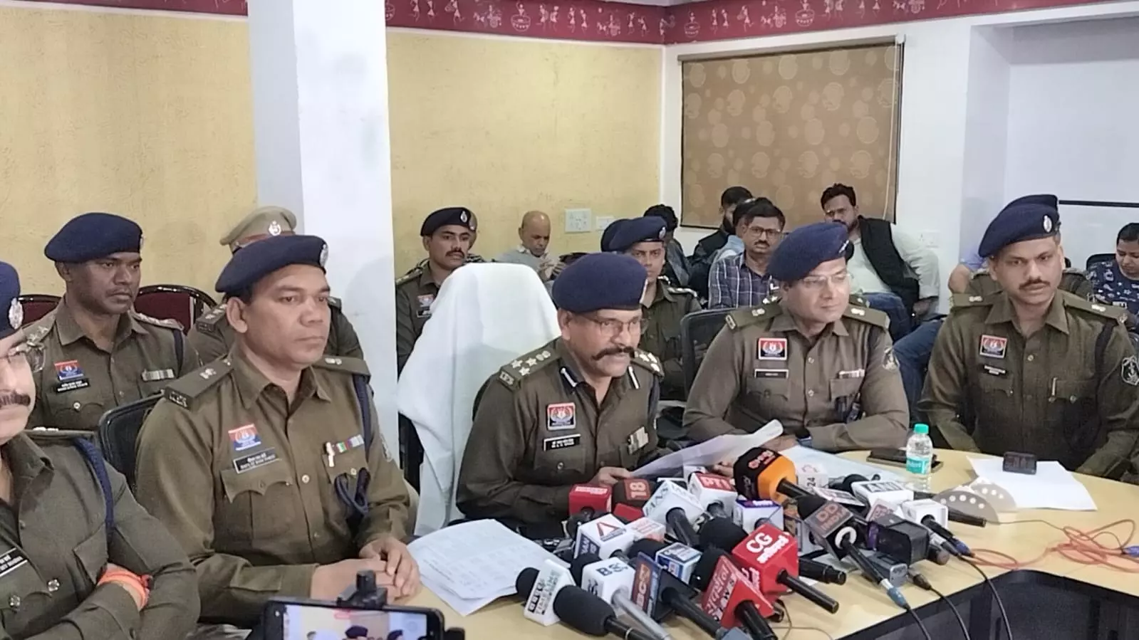 रायपुर में अपराध में आई कमी, SSP लाल उम्मेद सिंह ने साल 2025 के आकंड़े जारी किए रायपुर में अपराध में आई कमी, SSP लाल उम्मेद सिंह ने साल 2025 के आकंड़े जारी किए