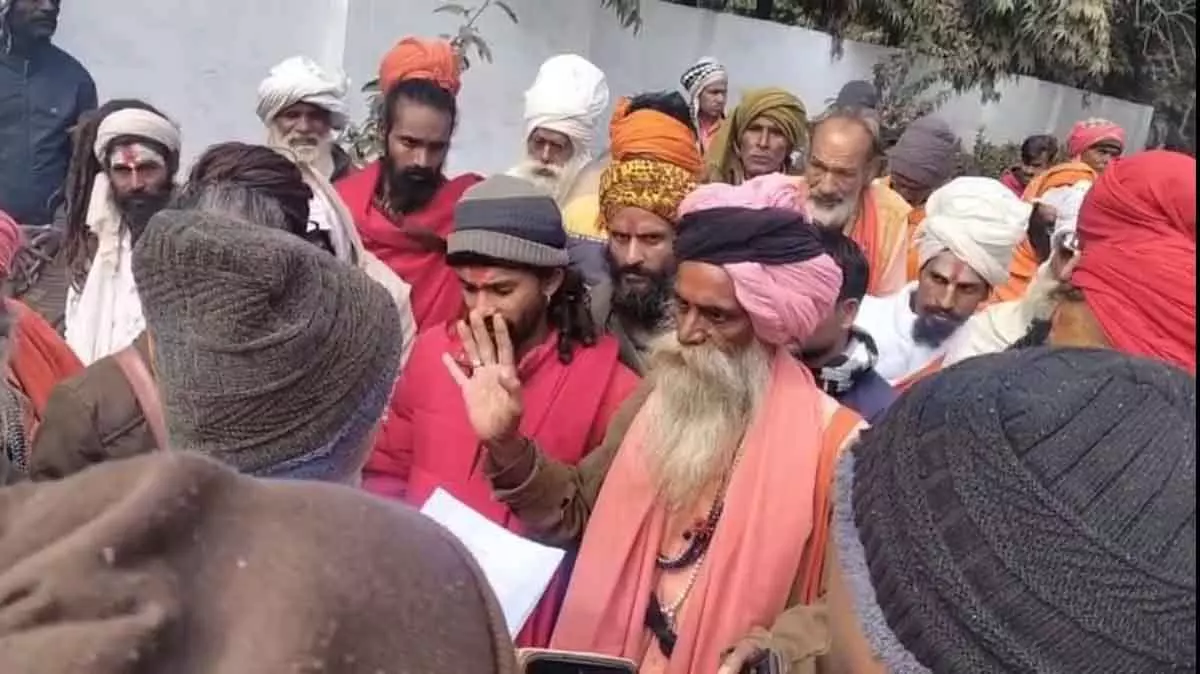 MP : दतिया में संतों ने BJP पार्षदों पर ज़मीन पर कब्ज़ा करने का आरोप लगाया MP : दतिया में संतों ने BJP पार्षदों पर ज़मीन पर कब्ज़ा करने का आरोप लगाया
