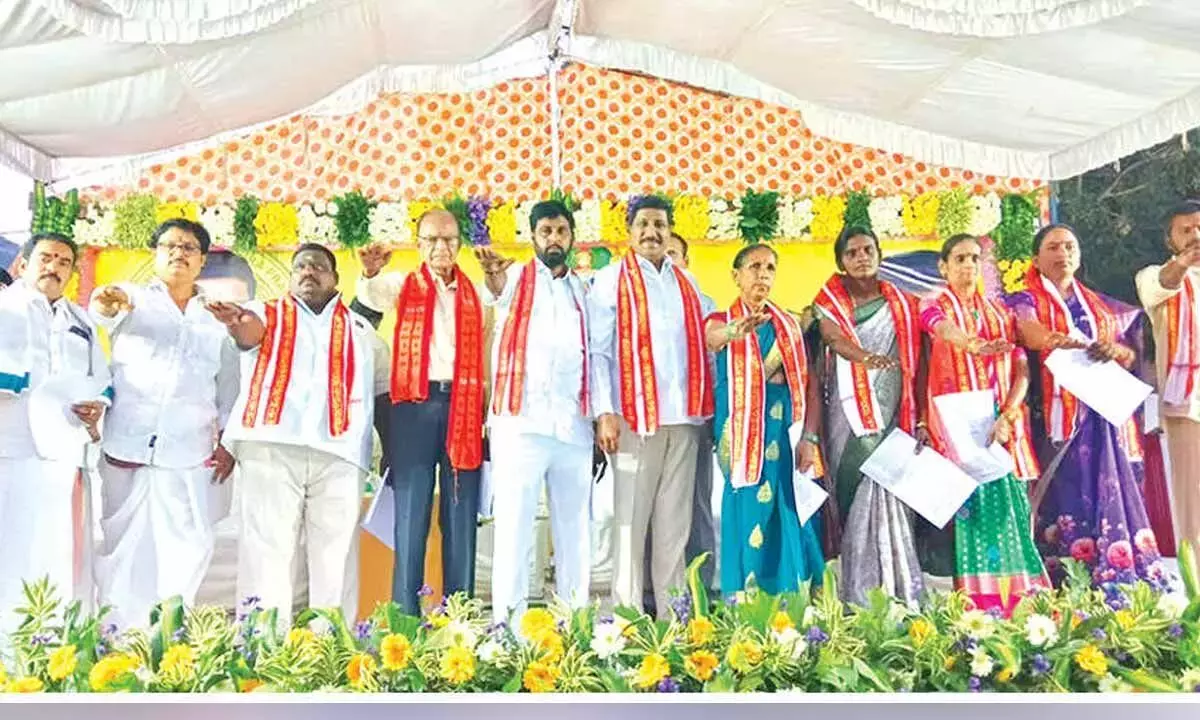 Andhra: यागंती मंदिर की नई गवर्निंग बॉडी ने शपथ ली Andhra: यागंती मंदिर की नई गवर्निंग बॉडी ने शपथ ली