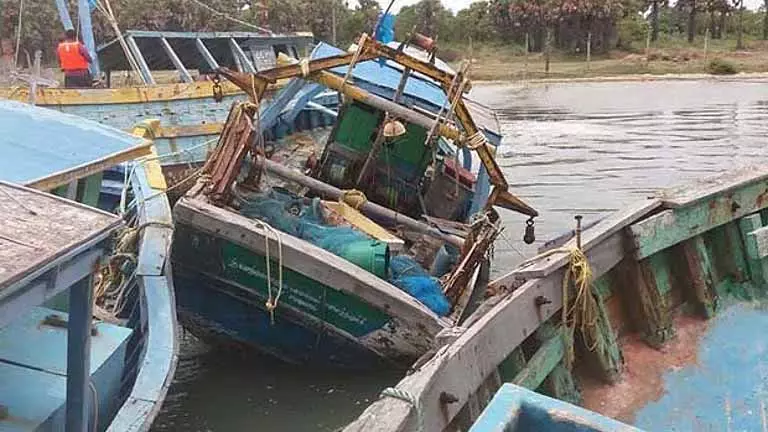 Sri Lankan नौसेना ने तमिलनाडु के 9 मछुआरों को गिरफ्तार किया Sri Lankan नौसेना ने तमिलनाडु के 9 मछुआरों को गिरफ्तार किया