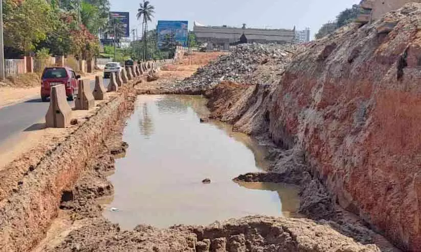 Palathara में एलिवेटेड रोड के निर्माण में पानी और मिट्टी भर गई Palathara में एलिवेटेड रोड के निर्माण में पानी और मिट्टी भर गई