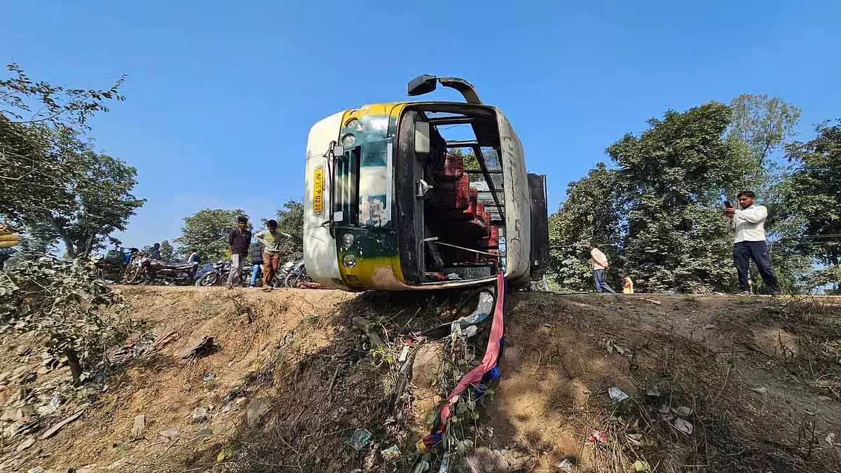 MP : तेज़ रफ़्तार बस का कंट्रोल बिगड़ा, पलटी; 20 से ज़्यादा यात्री अस्पताल में भर्ती MP : तेज़ रफ़्तार बस का कंट्रोल बिगड़ा, पलटी; 20 से ज़्यादा यात्री अस्पताल में भर्ती