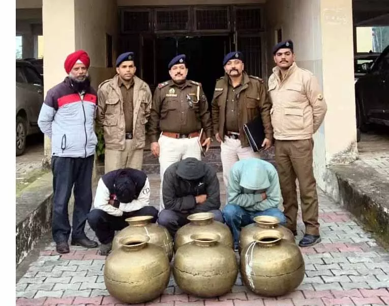 Fatehpur में 1.30 लाख रुपये के छह पीतल के बर्तन चोरी करने के आरोप में तीन लोग गिरफ्तार Fatehpur में 1.30 लाख रुपये के छह पीतल के बर्तन चोरी करने के आरोप में तीन लोग गिरफ्तार