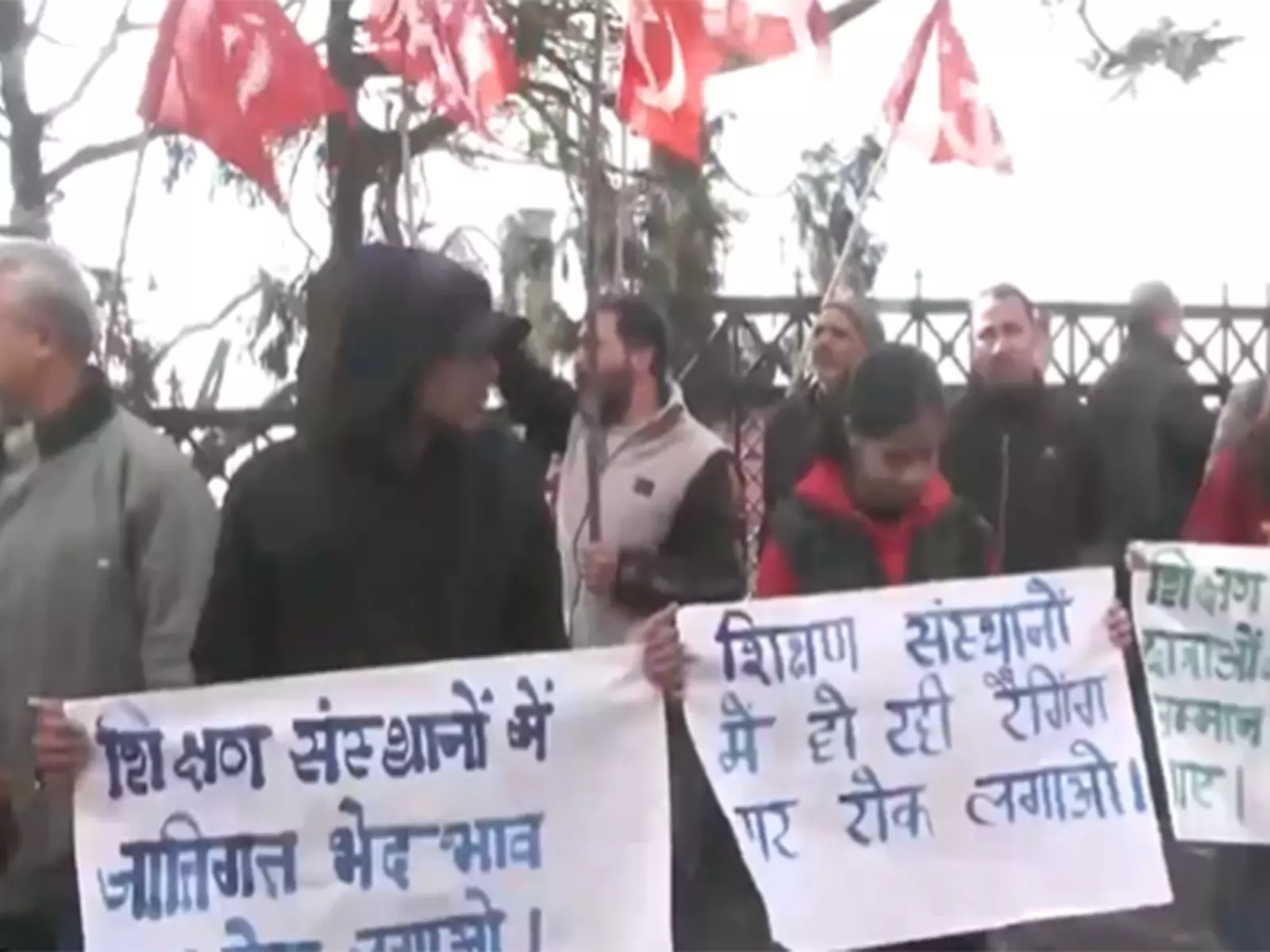 धर्मशाला कॉलेज छात्र की मौत पर CPI M ने किया विरोध, निष्पक्ष जांच की मांग धर्मशाला कॉलेज छात्र की मौत पर CPI M ने किया विरोध, निष्पक्ष जांच की मांग
