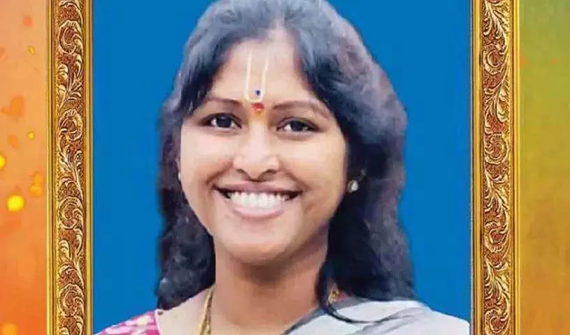 कर्ज का बोझ न झेल पाने की वजह से builder की पत्नी ने आत्महत्या कर ली कर्ज का बोझ न झेल पाने की वजह से builder की पत्नी ने आत्महत्या कर ली
