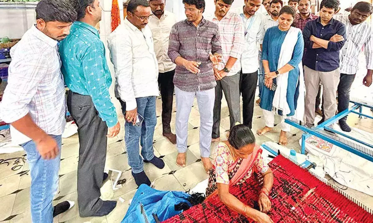 Telangana: ट्रेनी ADO ने हथकरघा क्लस्टर का दौरा किया Telangana: ट्रेनी ADO ने हथकरघा क्लस्टर का दौरा किया