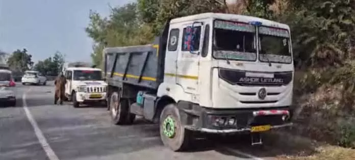 Pauni-Riyasi road पर हुए हादसे में पत्नी की मौत, पति घायल Pauni-Riyasi road पर हुए हादसे में पत्नी की मौत, पति घायल