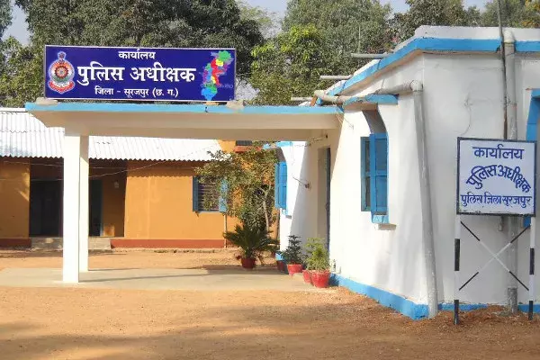 ब्रेड फैक्ट्री में छापेमारी, 8 संदिग्ध पुलिस हिरासत में ब्रेड फैक्ट्री में छापेमारी, 8 संदिग्ध पुलिस हिरासत में