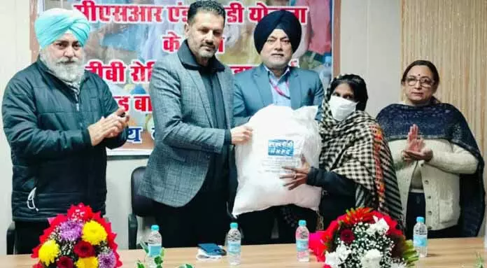 NHPC ने टीबी के मरीजों के लिए खाने के पैकेट बांटे NHPC ने टीबी के मरीजों के लिए खाने के पैकेट बांटे