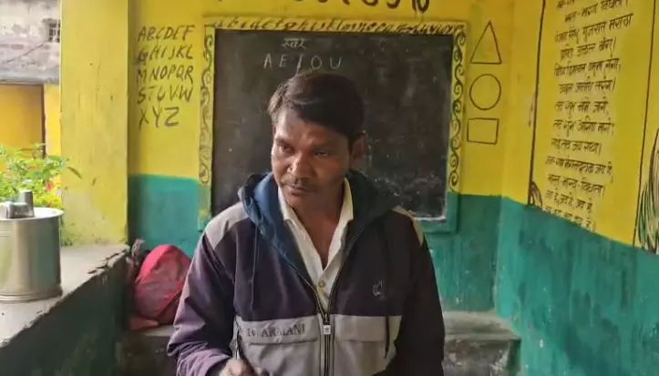 महुआ शराब पीकर टीचर पहुंचा स्कूल, निलंबन की कार्रवाई जल्द होगी महुआ शराब पीकर टीचर पहुंचा स्कूल, निलंबन की कार्रवाई जल्द होगी