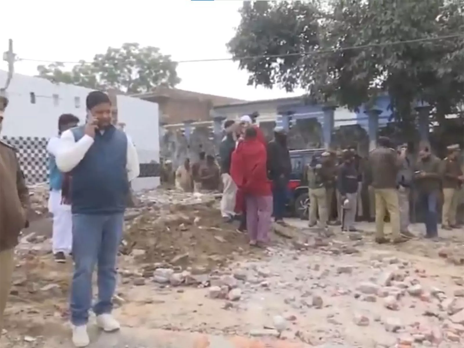 संभल प्रशासन ने Salempur में अतिक्रमण विरोधी अभियान चलाया संभल प्रशासन ने Salempur में अतिक्रमण विरोधी अभियान चलाया