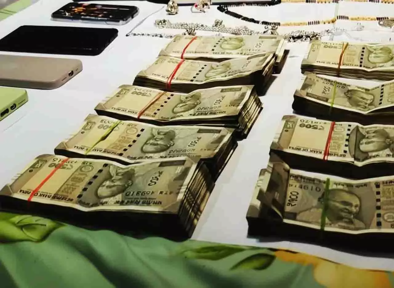 कटक IIC को विजिलेंस ने गिरफ्तार किया, 5 लाख रुपये कैश बरामद कटक IIC को विजिलेंस ने गिरफ्तार किया, 5 लाख रुपये कैश बरामद
