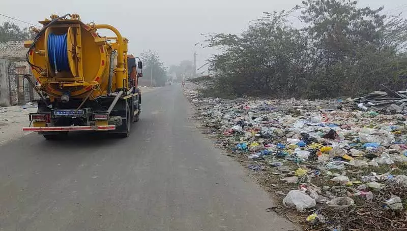 कूड़े के ढेर के तौर पर इस्तेमाल हो रहा Sarhali Road, प्रशासनिक अनदेखी का एक बड़ा उदाहरण कूड़े के ढेर के तौर पर इस्तेमाल हो रहा Sarhali Road, प्रशासनिक अनदेखी का एक बड़ा उदाहरण