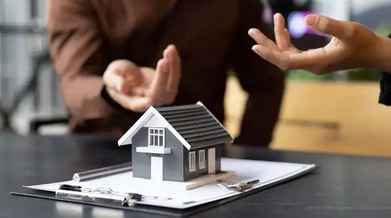 क्यों credit card का बदलता बैलेंस आपके होम लोन प्लान को धीरे-धीरे पटरी से उतार देता क्यों credit card का बदलता बैलेंस आपके होम लोन प्लान को धीरे-धीरे पटरी से उतार देता