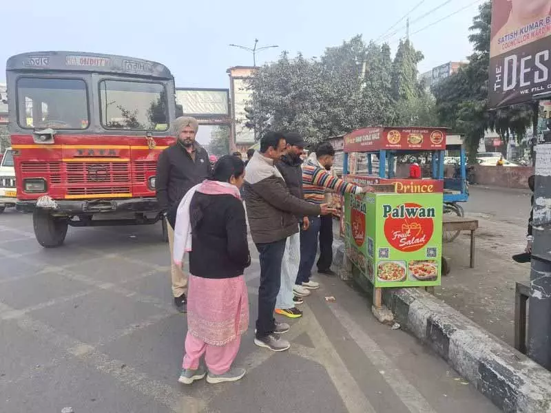 एमसी टीम ने Amritsar में यूटी मार्केट से अतिक्रमण हटाया एमसी टीम ने Amritsar में यूटी मार्केट से अतिक्रमण हटाया