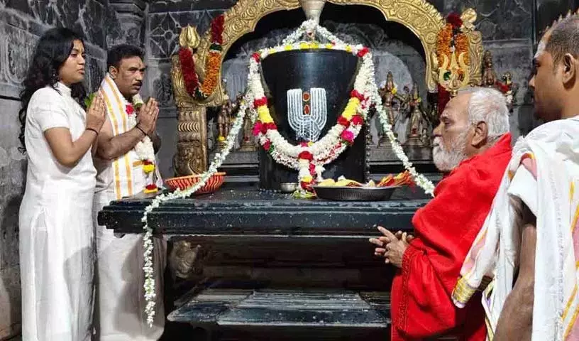 Judge पट्टाभिराम राव ने हज़ार खंभों वाले रुद्रेश्वर मंदिर का दौरा किया Judge पट्टाभिराम राव ने हज़ार खंभों वाले रुद्रेश्वर मंदिर का दौरा किया