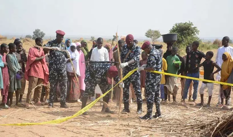 Nigeria: उत्तरी गांव में कम से कम 30 लोगों की मौत, बंदूकधारियों ने निवासियों को किडनैप किया Nigeria: उत्तरी गांव में कम से कम 30 लोगों की मौत, बंदूकधारियों ने निवासियों को किडनैप किया