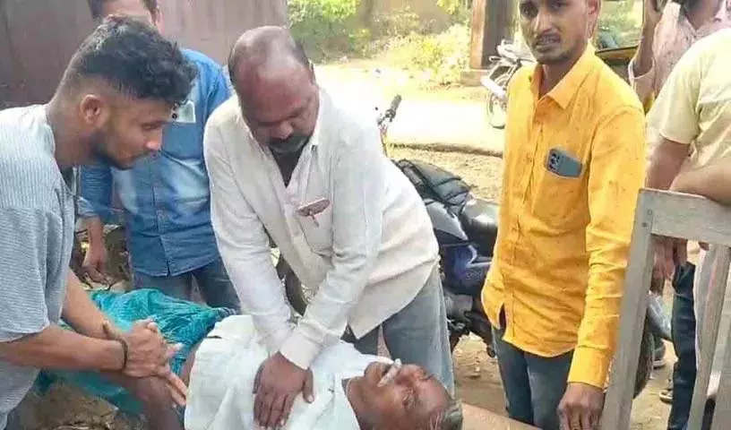 स्थानीय लोगों ने हार्ट अटैक पीड़ित पर CPR किया स्थानीय लोगों ने हार्ट अटैक पीड़ित पर CPR किया