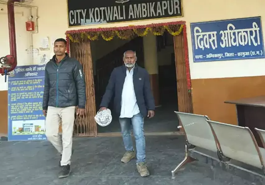 CG: फारेस्ट लैंड को अपना बता 41 लोगों को बेचा, मो. रशीद गिरफ्तार CG: फारेस्ट लैंड को अपना बता 41 लोगों को बेचा, मो. रशीद गिरफ्तार