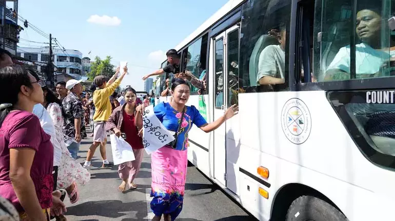 Myanmar ने 6,100 कैदियों को रिहा किया, राजनीतिक बंदी अभी भी हिरासत में Myanmar ने 6,100 कैदियों को रिहा किया, राजनीतिक बंदी अभी भी हिरासत में