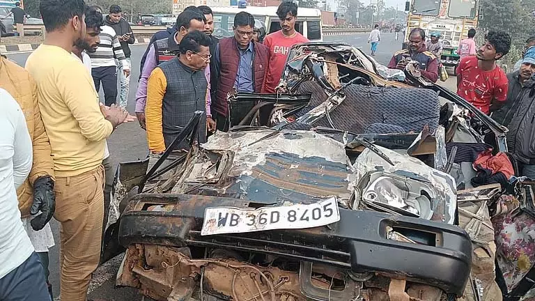 Traffic Signal पर ट्रक ने मारुति को टक्कर मारी, नेशनल हाईवे पर हुए हादसे में 1 की मौत Traffic Signal पर ट्रक ने मारुति को टक्कर मारी, नेशनल हाईवे पर हुए हादसे में 1 की मौत