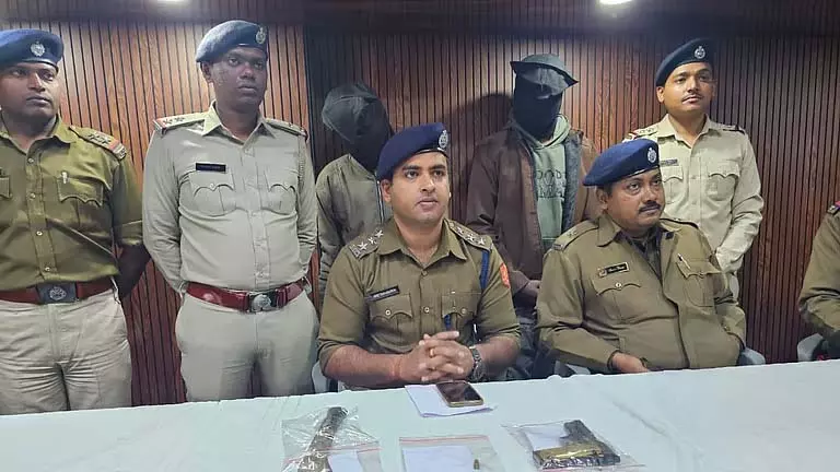 Police ने लूट की साजिश नाकाम कर दो लोगों को गिरफ्तार किया, पिस्तौल और कारतूस जब्त किए Police ने लूट की साजिश नाकाम कर दो लोगों को गिरफ्तार किया, पिस्तौल और कारतूस जब्त किए
