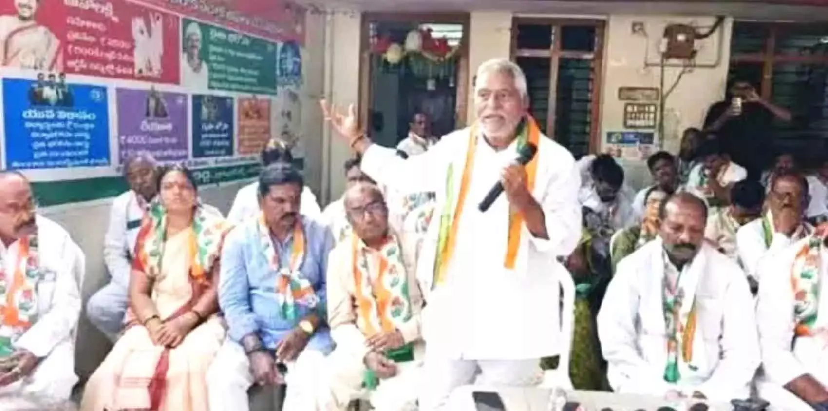 कांग्रेस में वफादार बनाम दलबदलू: पूर्व MLC जीवन रेड्डी और MLA Sanjay Kumar में ठनी कांग्रेस में वफादार बनाम दलबदलू: पूर्व MLC जीवन रेड्डी और MLA Sanjay Kumar में ठनी
