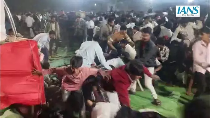 AIMIM अध्यक्ष असदुद्दीन ओवैसी ने किया चुनावी प्रचार, पुलिस ने हल्का बैटन चार्ज किया AIMIM अध्यक्ष असदुद्दीन ओवैसी ने किया चुनावी प्रचार, पुलिस ने हल्का बैटन चार्ज किया
