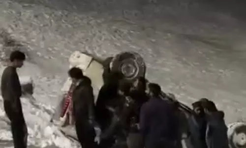 Jammu-Kashmir: बर्फबारी का कहर, पर्यटकों से भरी Taxi हादसे का शिकार