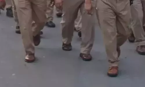 पुलिसकर्मी के घर छापेमारी, शराब कोचिया से लेता था रिश्वत