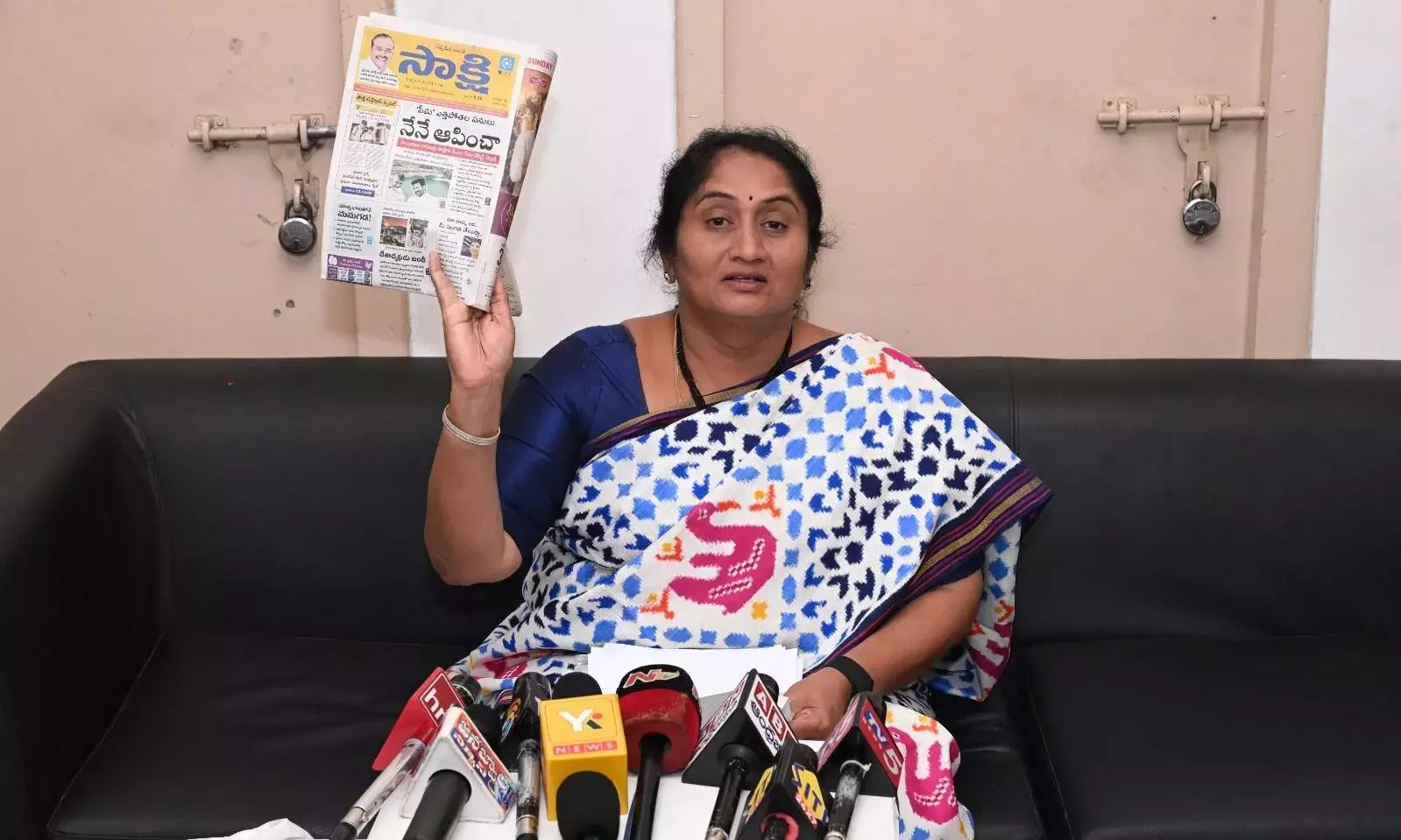 रेवंत के बयान को लेकर टीडी और YSRCP के बीच जुबानी जंग छिड़ गई रेवंत के बयान को लेकर टीडी और YSRCP के बीच जुबानी जंग छिड़ गई