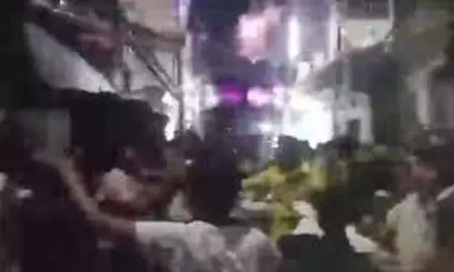 Bengaluru: धार्मिक जुलूस पर पत्थरबाजी, महिला घायल Bengaluru: धार्मिक जुलूस पर पत्थरबाजी, महिला घायल