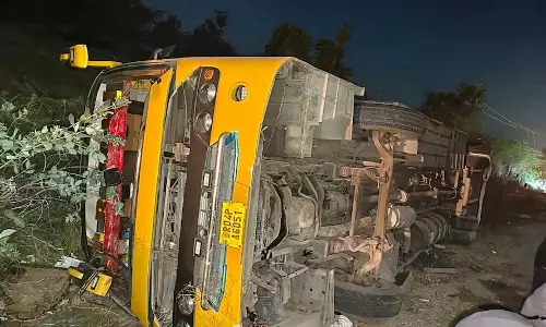 लग्जरी बस के पलटने से 2 की मौत, 20 यात्री घायल