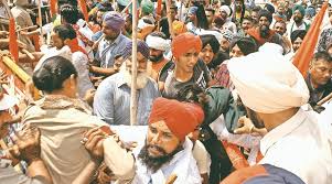 Sukhbir Singh बादल विरोध कर रहे पत्रकारों के पीछे खड़े हुए