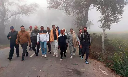 Haryana डायरी: मंत्री के बेटे ने गांववालों के साथ की बात Haryana डायरी: मंत्री के बेटे ने गांववालों के साथ की बात