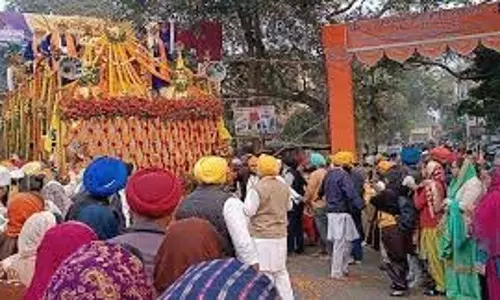 Jamshedpur: गुरु गोविंद सिंह की जयंती पर निकाला गया भव्य नगर कीर्तन