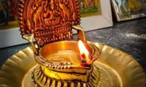 Puja Deepak Rules: पूजा के दीपक में बची बत्ती और तेल भूलकर भी फेंके नहीं, जान लें सही विधि और नियम Puja Deepak Rules: पूजा के दीपक में बची बत्ती और तेल भूलकर भी फेंके नहीं, जान लें सही विधि और नियम