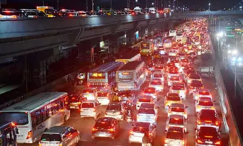 छुट्टी के बाद Chennai लौट रहे लोगों को ट्रैफिक जाम का सामना करना पड़ा छुट्टी के बाद Chennai लौट रहे लोगों को ट्रैफिक जाम का सामना करना पड़ा
