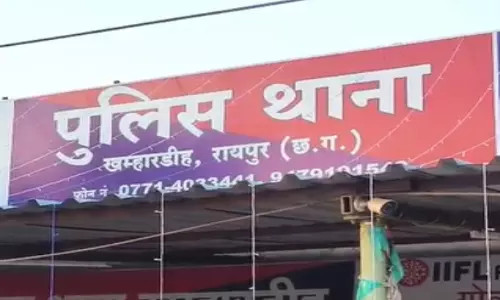 खम्हारडीह में महिला को भीड़ ने घेरकर पीटा खम्हारडीह में महिला को भीड़ ने घेरकर पीटा