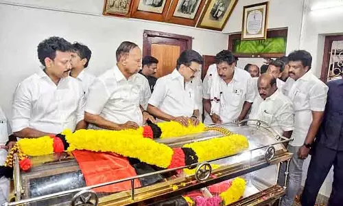 CM ने तंजावुर में एल. गणेशन के पार्थिव शरीर पर श्रद्धांजलि अर्पित की CM ने तंजावुर में एल. गणेशन के पार्थिव शरीर पर श्रद्धांजलि अर्पित की