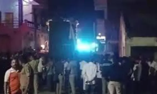 Maharashtra: गुरुद्वारे की गद्दी को लेकर दो गुटों में हिंसक झड़प, 8 गिरफ्तार Maharashtra: गुरुद्वारे की गद्दी को लेकर दो गुटों में हिंसक झड़प, 8 गिरफ्तार