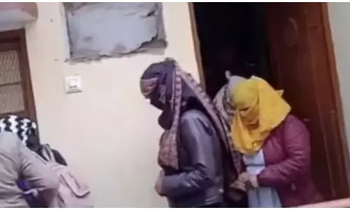 IAS अधिकारी के मकान में किरायेदार सेक्स रैकेट चला रहा था...पुलिस की कार्रवाई से पूरे क्षेत्र में सनसनी फैली IAS अधिकारी के मकान में किरायेदार सेक्स रैकेट चला रहा था...पुलिस की कार्रवाई से पूरे क्षेत्र में सनसनी फैली