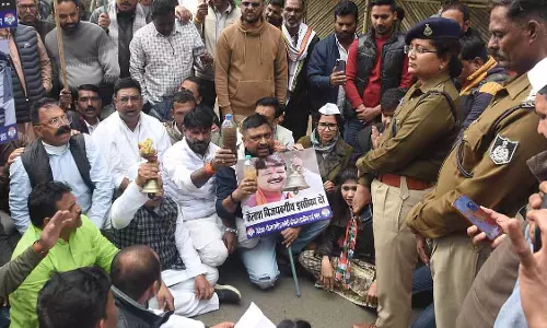 Indore में पानी से हुई मौतों पर कांग्रेस ने सांसदों और विधायकों के घरों पर घंटी बजाई