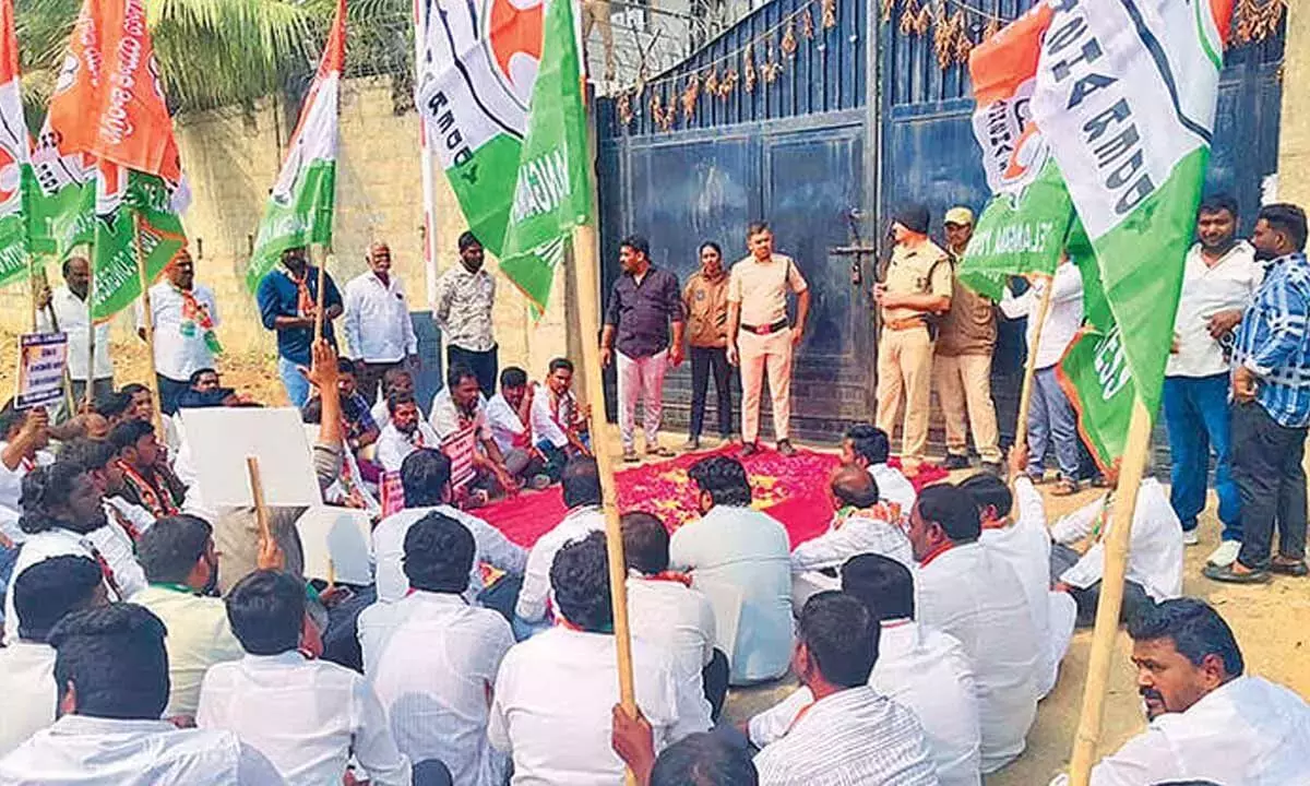 कांग्रेस नेताओं ने एर्रावली में केसीआर के फार्महाउस पर विरोध प्रदर्शन किया कांग्रेस नेताओं ने एर्रावली में केसीआर के फार्महाउस पर विरोध प्रदर्शन किया