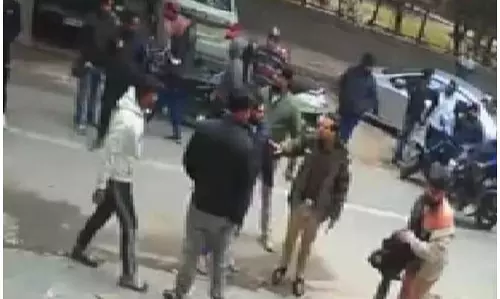 दबंगों ने बाप-बेटे को बीच सड़क पीटा, LIVE वीडियो सामने आया... दबंगों ने बाप-बेटे को बीच सड़क पीटा, LIVE वीडियो सामने आया...