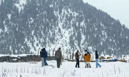 उत्तर भारत में ठंड का कहर, IMD ने कश्मीर, हिमाचल और उत्तराखंड में बर्फबारी का अनुमान लगाया उत्तर भारत में ठंड का कहर, IMD ने कश्मीर, हिमाचल और उत्तराखंड में बर्फबारी का अनुमान लगाया