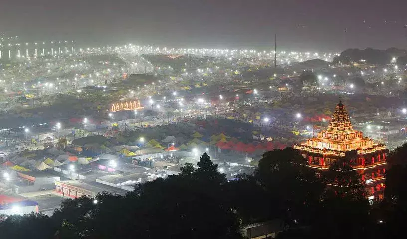 Prayagraj: पवित्र स्नान के लिए बड़ी संख्या में श्रद्धालु संगम घाटों पर उमड़े Prayagraj: पवित्र स्नान के लिए बड़ी संख्या में श्रद्धालु संगम घाटों पर उमड़े