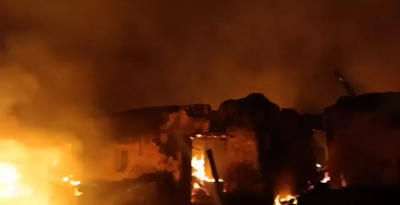 Odisha: भद्रक में भीषण आग से 7 घर जलकर खाक, 9 मवेशी जिंदा जले Odisha: भद्रक में भीषण आग से 7 घर जलकर खाक, 9 मवेशी जिंदा जले