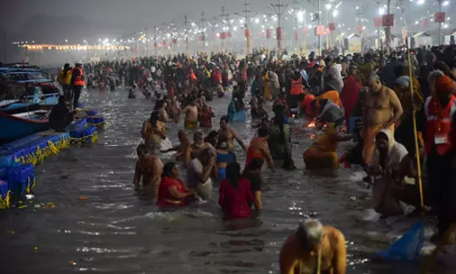 प्रयागराज माघ मेला: हर हर गंगे के साथ श्रद्धालुओं ने त्रिवेणी में लगाई आस्था की डुबकी