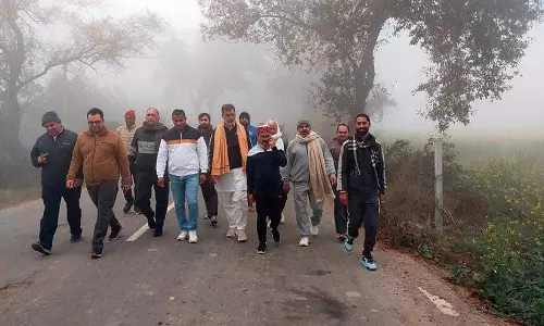 Haryana डायरी मंत्री के बेटे ने गांववालों के साथ की बात Haryana डायरी मंत्री के बेटे ने गांववालों के साथ की बात